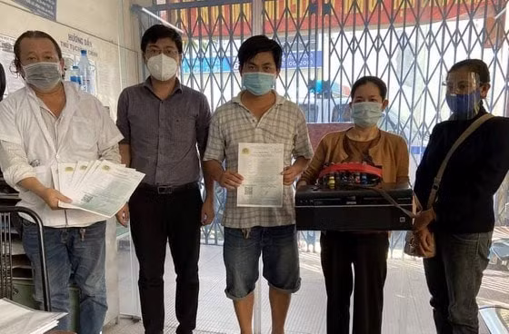 tp hcm phat hien nhom nguoi lam va dung giay di duong gia de thong chot kiem tra hinh 1