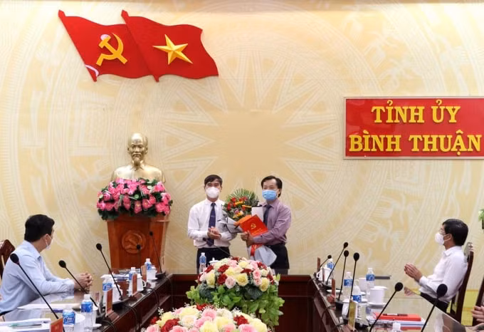Ông Dương Văn An, Bí thư Tỉnh ủy Bình Thuận trao quyết định nghỉ hưu cho cán bộ lãnh đạo. Ảnh: binhthuan.gov.vn