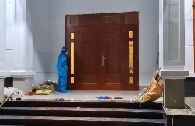 Bà H. đóng cửa cố thủ bên trong nhà