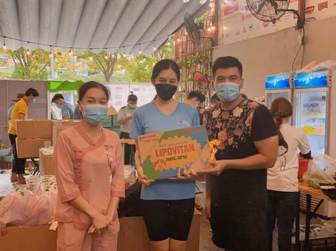 Dù đúng ngày sinh nhật nhưng Hoa hậu Tiểu Vy vẫn tích cực tham gia nấu&nbsp;bếp ăn từ thiện&nbsp;như mọi ngày.