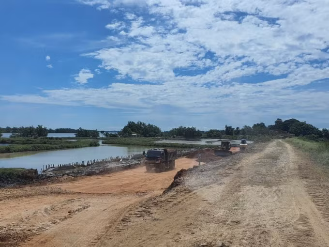 Dự án xử lý sự cố đê hữu sông Mã, đoạn qua xã Quảng Phú, TP Thanh Hóa bắt đầu khởi công từ cuối tháng 7, dự kiến hoàn thành vào 31/12/2021. Ảnh: QD