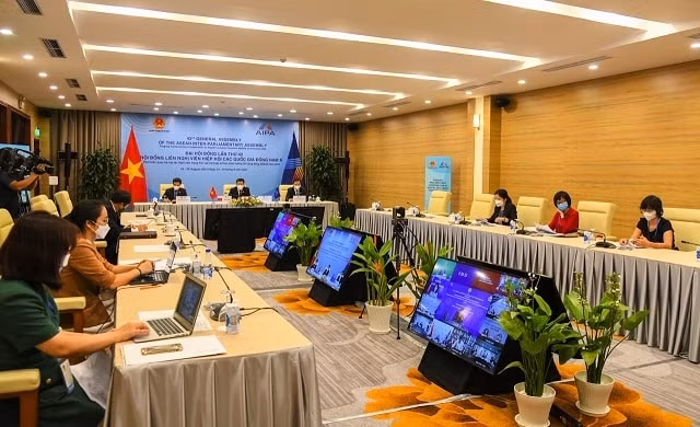 Quang cảnh phiên họp.