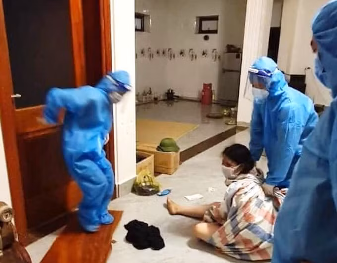 Địa phương phải cưỡng chế đưa bà H. đi cách ly tập trung.