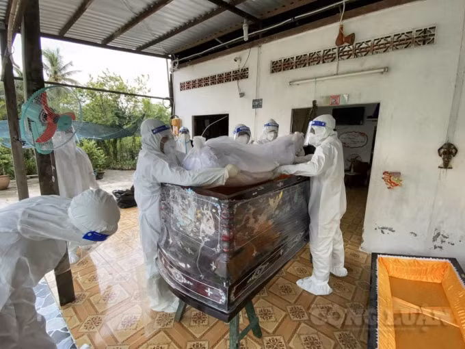 Đặt thi hài vào quan tài, đậy nắp kín trước khi đưa đi hỏa táng