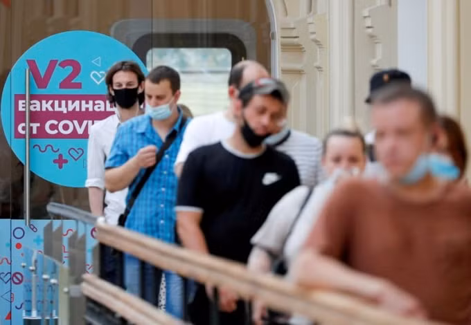 Người dân xếp hàng để tiêm vắc xin ngừa COVID-19 bên ngoài một trung tâm tiêm chủng ở trung tâm Moscow, Nga, ngày 25 tháng 6 năm 2021 - Ảnh: Reuters / Shamil Zhumato
