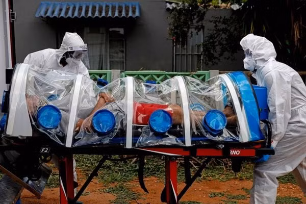 Chuyển bệnh nhân nhiễm COVID-19 tới bệnh viện ở Pretoria, Nam Phi. Ảnh: AFP
