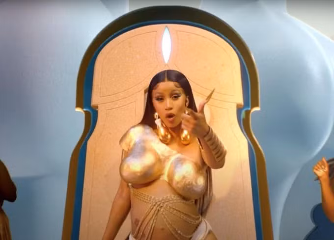 Cardi B trong MV 