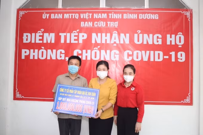 Vạn Xuân Group ủng hộ số tiền 1 tỷ đồng đến UBMTTQ VN tỉnh Bình Dương để góp quỹ mua vaccine.