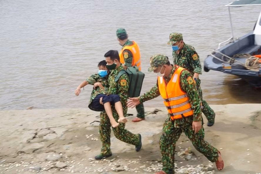 Hình ảnh lực lượng chức năng cứu vớt 2 ngư dân bị chìm tàu trên sông. Ảnh: laodong.vn