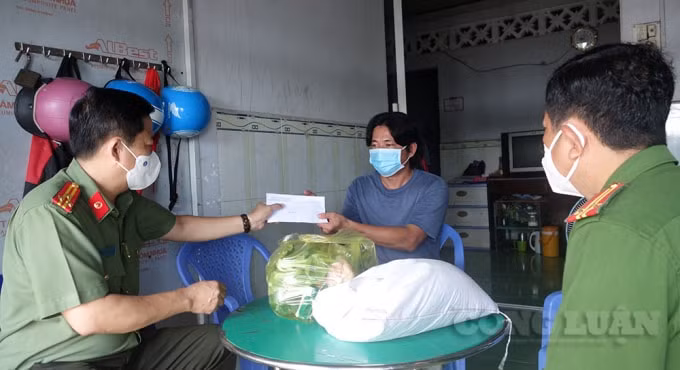 Thượng tá Lê Văn Thích, Phó trưởng Công an TP. Long Xuyên đến tận nhà trao quà cho những người hoàn lương tiêu biểu trên địa bàn thành phố