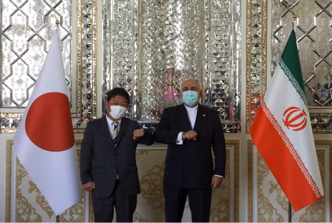 Bộ trưởng Ngoại giao Iran Mohammad Javad Zarif và Bộ trưởng Ngoại giao Nhật Bản Toshimitsu Motegi trong cuộc họp tại Tehran, Iran ngày 22/8. Ảnh: Majid Asgaripour / WANA (Thông tấn xã Tây Á) / Reuters.