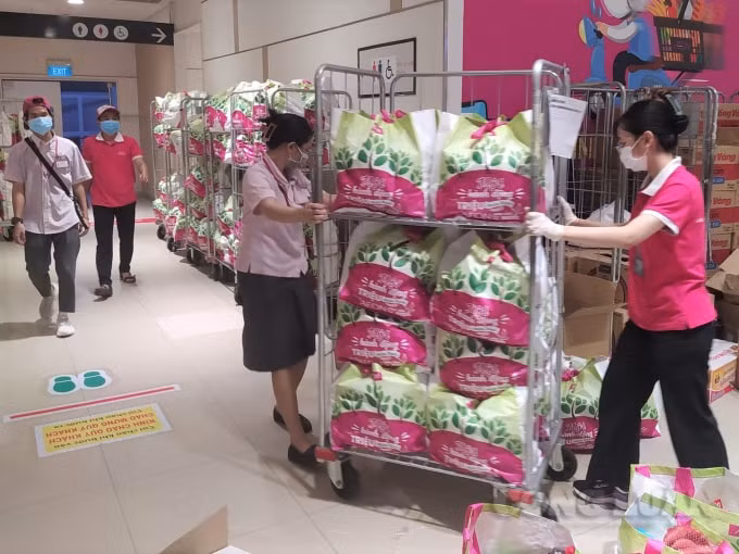 Một số nhân viên siêu thị còn gặp khó khăn khi đi qua các chốt kiểm soát do chưa được cấp giấy đi đường mới