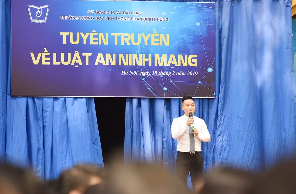Luật sư Giang Hồng Thanh tuyên truyền Luật An ninh mạng và phòng ngừa tội phạm trên không gian mạng cho các em học sinh.