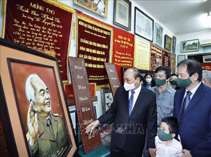 Chủ tịch nước Nguyễn Xuân Phúc tham quan phòng truyền thống Đại tướng Võ Nguyên Giáp. Ảnh: TTXVN
