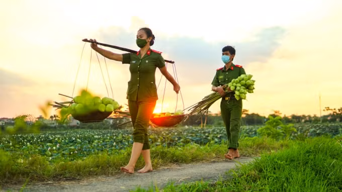 “Để có thể tìm đầu ra cho hoa sen, lực lượng công an huyện Ứng Hòa đã tiến hành đăng các bài viết trên fanpage của huyện và của đoàn thanh niên công an huyện. Đến sáng 22/8, sau gần 4 ngày thì đã thu hoạch và tiêu thu xong cho hơn 20 mẫu đầm sen của người dân.” - Thượng uý Nguyễn Phương Thảo nói.(Ảnh PT)