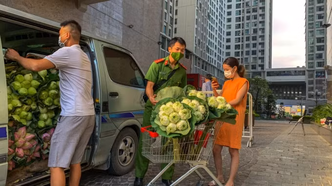 Theo Thượng uý Nguyễn Phương Thảo, thời điểm này mỗi kg hạt sen tiêu thụ giúp người nông dân đều bị lỗ 40-50 nghìn/1kg hạt sen so với ngày bình thường chưa có dịch. Nhưng có đầu ra, giúp bà con nông dân trong thời gian giãn cách xã hội cũng đỡ đi một phần nào đó cho người dân.(Ảnh PT)