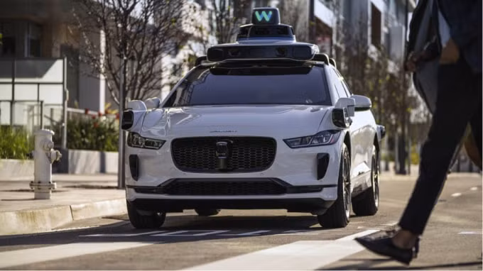 Waymo đang được xem là một trong những lá cờ đâu trên sân chơi xe tự hành, với sự ủng hộ của Daimler, Nissan-Renault, Jaguar Land Rover....
