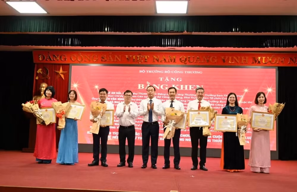 nganh cong thuong trao giai cuoc thi viet ve bao ve nen tang tu tuong cua dang hinh 2