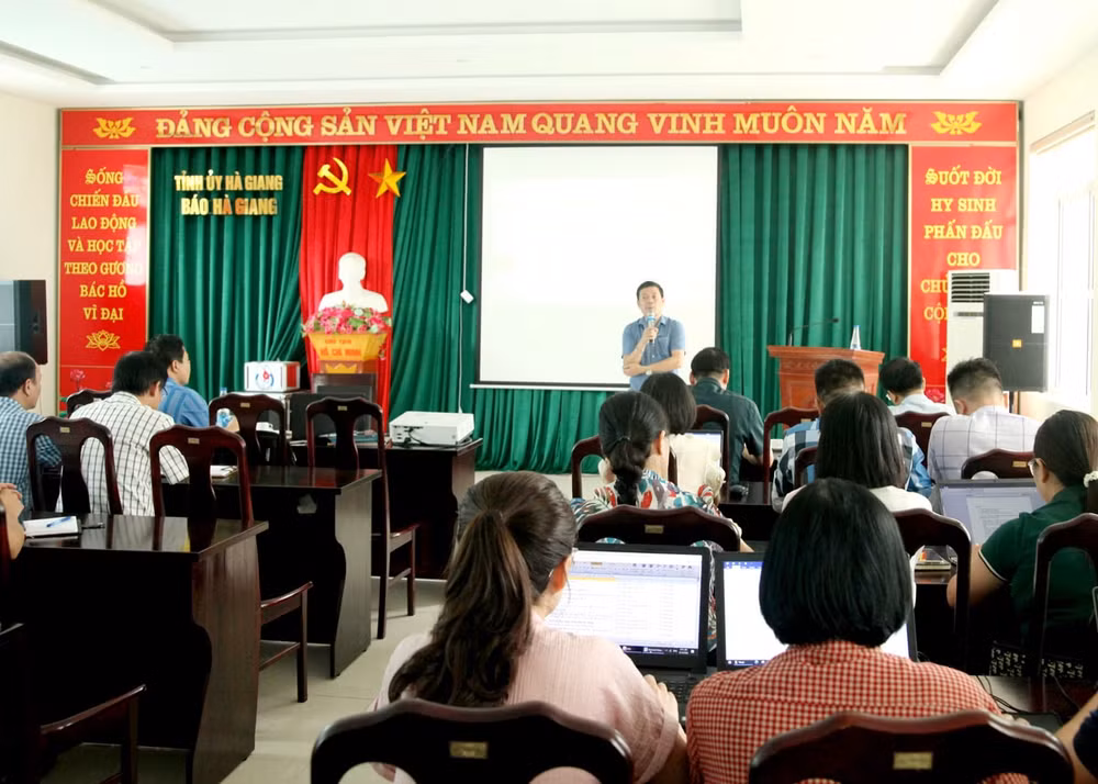 ha giang tap huan ky nang viet bai ve xay dung dang hinh 1