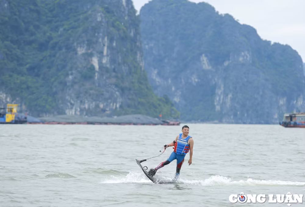 man nhan voi hang chuc thuyen buom van phan luc luot song tren vinh ha long hinh 7