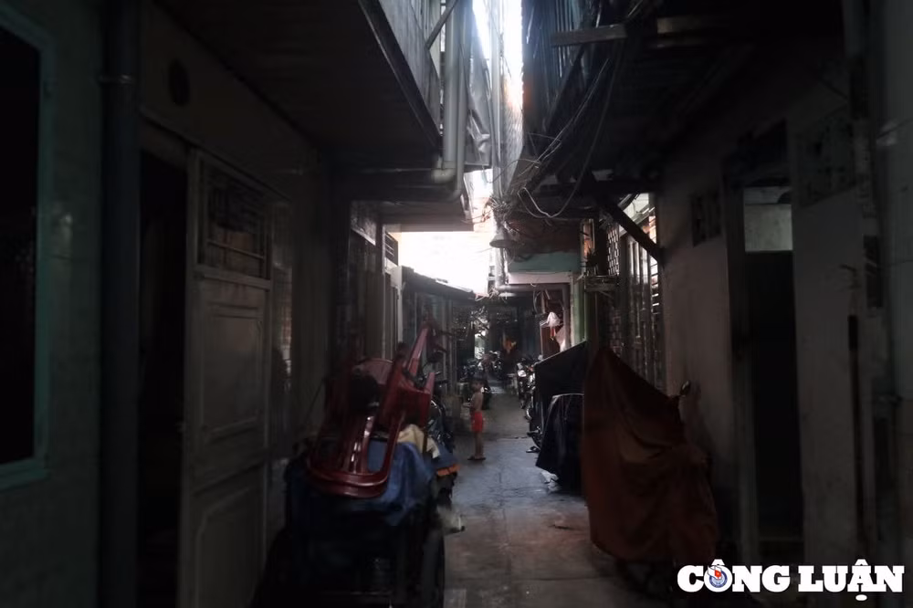 xom nha sieu ti hon chen chuc giua long thanh pho hinh 5