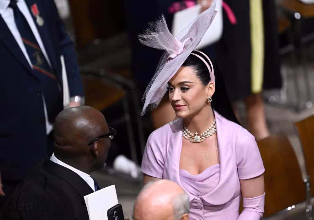 katy perry bi yeu cau roi ghe giam khao american idol hinh 3