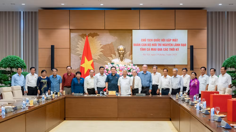 chu tich quoc hoi tiep doan can bo huu tri nguyen la lanh dao tinh ca mau qua cac thoi ky hinh 2