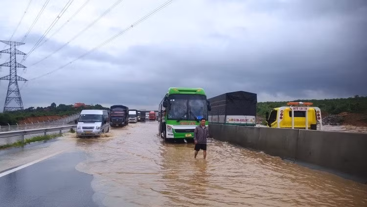 xu ly triet de khong de lap lai tinh trang ngap cuc bo tren tuyen cao toc phan thiet dau giay hinh 1