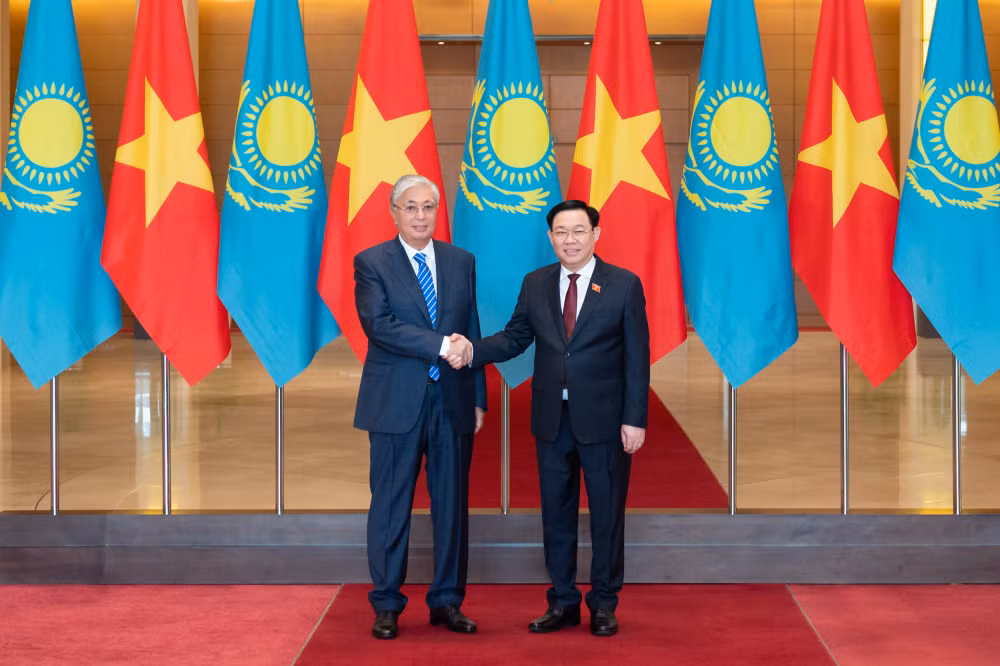chu tich quoc hoi vuong dinh hue hoi kien tong thong kazakhstan hinh 2