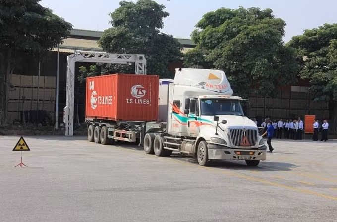 Máy soi container di động thực hiện hoạt động soi chiếu khi thông quan. Ảnh TL