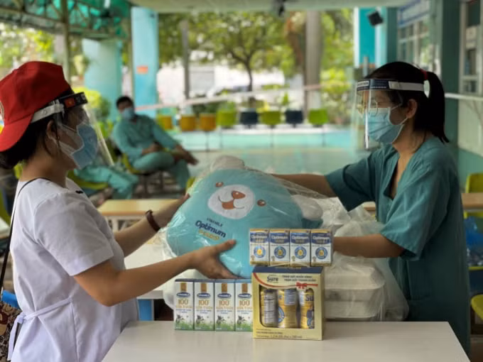 Những hộp sữa dinh dưỡng và phần quà dễ thương từ Vinamilk góp phần khích lệ các thiên thần nhí mau khỏe mạnh để trở về nhà
