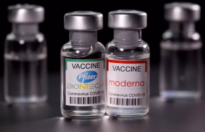 Vắc xin Pfizer-BioNTech và Moderna @ REUTERS / Dado Ruvic