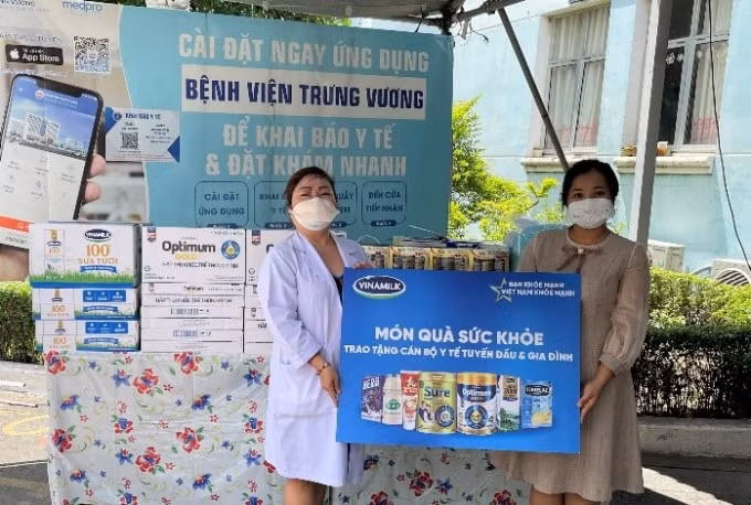 Đại diện Vinamilk trao tặng các món quà và sản phẩm dinh dưỡng đến y bác sĩ và các em đang điều trị tại Bệnh viện Trưng Vương
