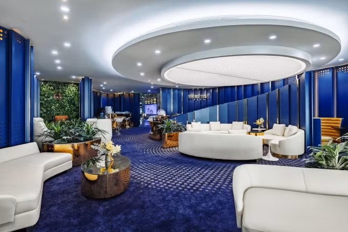 SHB First Club gây ấn tượng mạnh với không gian tổng hòa của sự sang trọng thời thượng với President Suite, phòng hút Cigar riêng tư, khu massage giữa vườn cây, khu làm việc biệt lập, tầm nhìn ra đường băng…