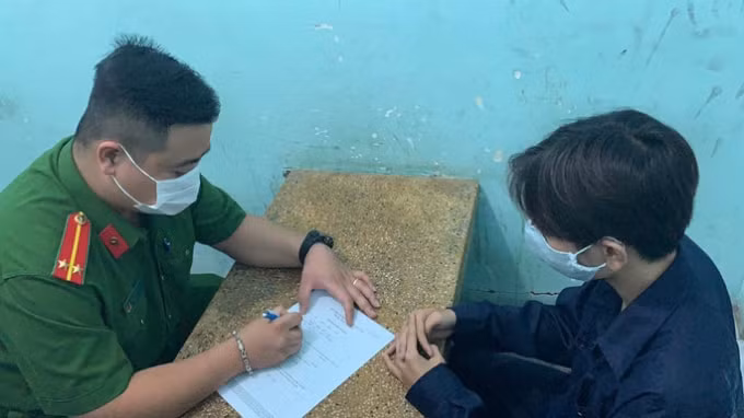 Công an lấy lời khai các đối tượng. Ảnh: nld.vn