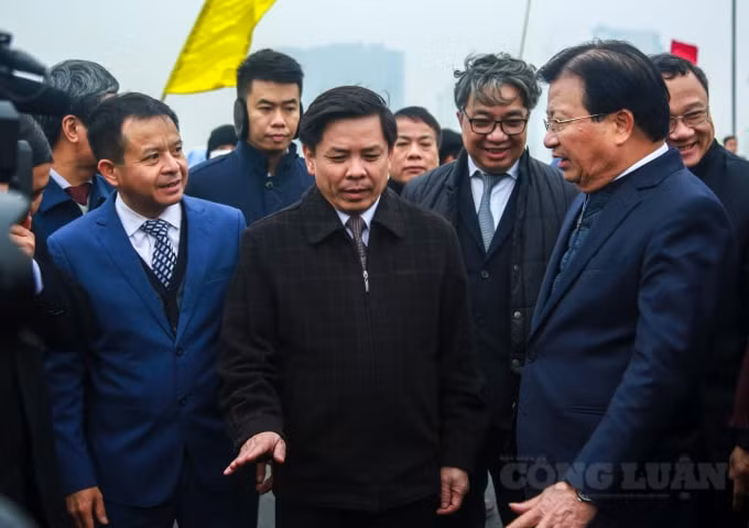 Thủ đô Hà Nội đang phát triển mạnh mẽ, tập trung để thực hiện các đột phá chiến lược. Theo quy hoạch đến 2030, tầm nhìn 2050 Thủ đô Hà Nội sẽ phát triển sang phần phía Bắc sông Hồng. Đây là khu vực mới cần được phát triển thành một đô thị hiện đại, có hệ thống kết cấu hạ tầng hiện đại đồng bộ, có sức hấp dẫn và trở thành một đối trọng của khu vực phía Nam sông Hồng để thu hút người dân, giảm dân số từ đô thị lõi, đô thị cũ. Đồng thời tạo động lực mới, một hình ảnh mới cho Thủ đô văn minh hiện đại.