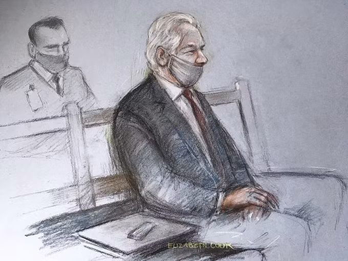 Bản phác thảo của tòa án về Julian Assange tham dự phán quyết trong vụ dẫn độ của ông ta vào thứ Hai tại Old Bailey ở London. Ảnh: ELIZABETH COOK / PA VIA AP