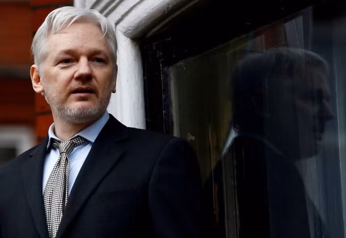 Người sáng lập WikiLeaks, Julian Assange, thực hiện một bài phát biểu từ ban công của Đại sứ quán Ecuador ở trung tâm London vào tháng 2 năm 2016. Ảnh: Reuters