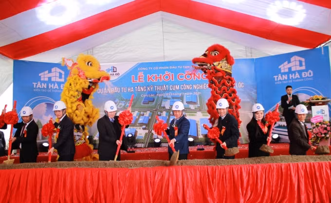 Lãnh đạo tỉnh Hà Tĩnh và đại diện Công ty CP Đầu tư Tân Hà Đô động thổ khởi công công trình