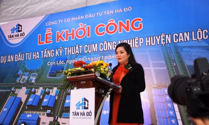 Bà Nguyễn Thị Hằng - Giám đốc Công ty CP Đầu tư Tân Hà Đô báo cáo về dự án.