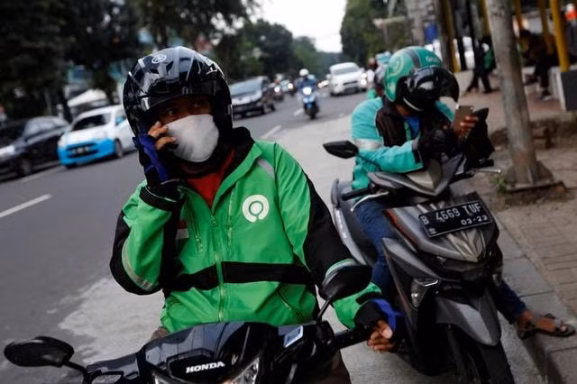 Một tài xế Gojek ở Indonesia. Ảnh: Reuters
