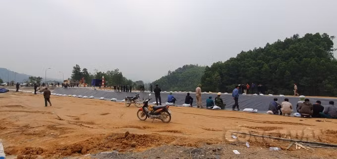 Theo dự tính, tổng khối lượng đất, đá để đắp, hàn khẩu đoạn kênh bị vỡ lên đến 15.000 m3.