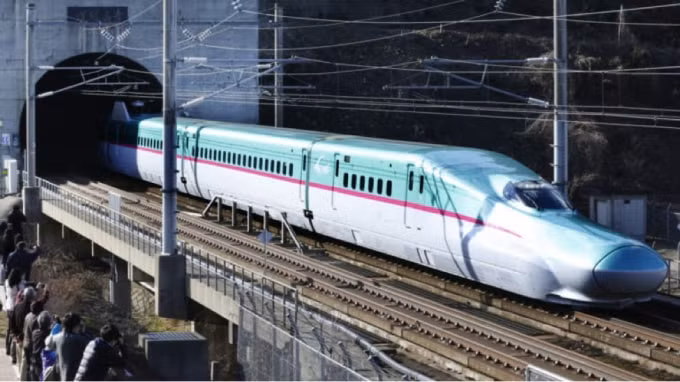 Tàu Hokkaido Shinkansen đã rời khỏi Đường hầm Seikan và đi vào hòn đảo chính Honshu của Nhật Bản. Ảnh: Yuichiro Takagi.