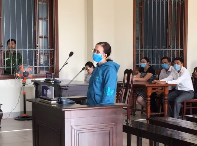 Lê Thị Mỹ Phượng tại phiên tòa xét xử. Ảnh: Nhẫn Nam