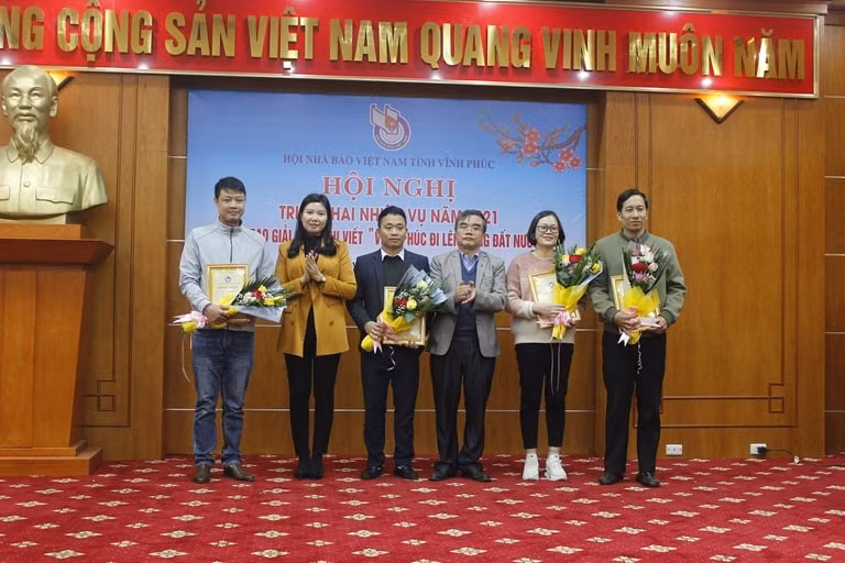Lãnh đạo Ban Tuyên giáo Tỉnh ủy, Đài PT-TH tỉnh Vĩnh Phúc trao thưởng cho các tác giả đạt giải Nhất cuộc thi viết “Vĩnh Phúc đi lên cùng đất nước”. Ảnh: Kim Ly