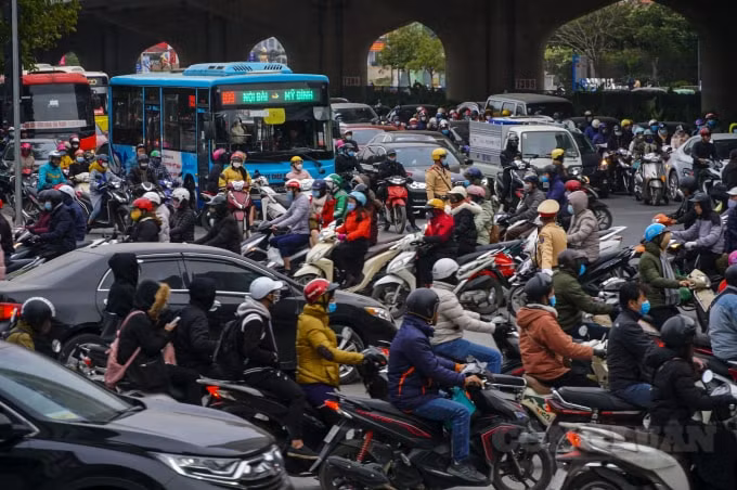 Đây cũng là một nguyên nhân khiến đường Phạm Hùng và những tuyến đường đi ra Phạm Hùng thuộc quận Nam Từ Liêm trở nên quá tải.