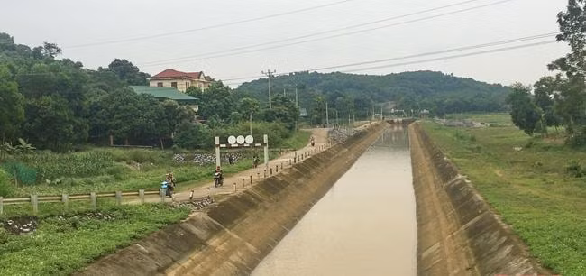 Kênh Chính Bắc, đoạn qua huyện Ngọc Lặc có lưu tốc lớn, độ sâu trung bình khoảng 3m. Ảnh: BTH