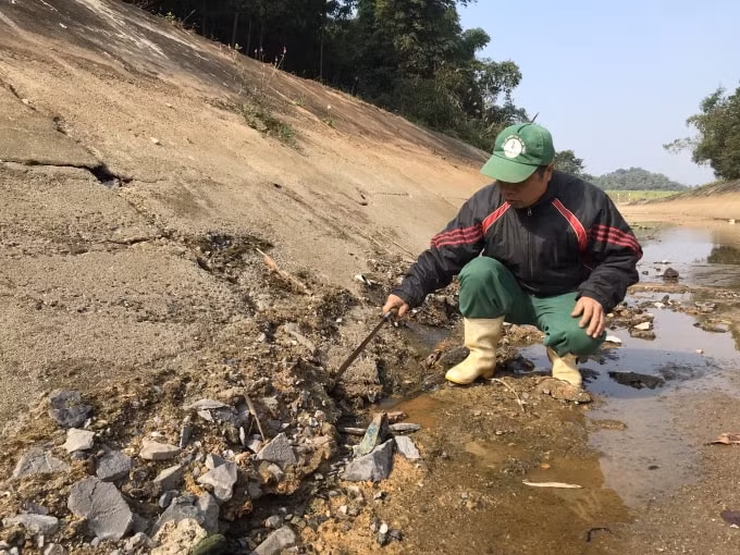 Hiện trạng tuyến kênh Chính trên địa bàn xã Nguyệt Ấn (Ngọc Lặc), cách đoạn kênh bị vỡ khoảng 500m. Ảnh: Hữu Dụng