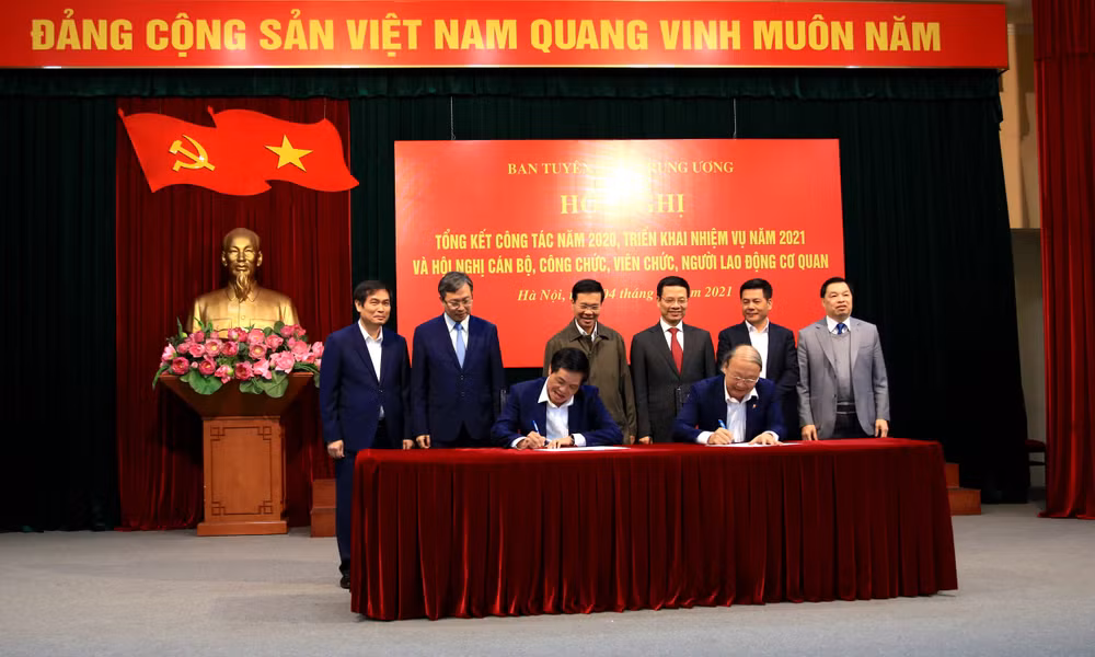 Phó Trưởng ban Thường trực Ban Tuyên giáo Trung ương Võ Văn Phuông và Chủ tịch Công đoàn Cơ quan Trần Doãn Tiến đã ký cam kết thi đua năm 2021 (Ảnh: TA)