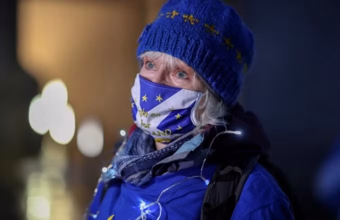 Một người biểu tình chống Brexit bên ngoài Quốc hội Scotland ở Edinburgh khi Vương quốc Anh cuối cùng rời Liên minh châu Âu - Russell Cheyne / Reuters